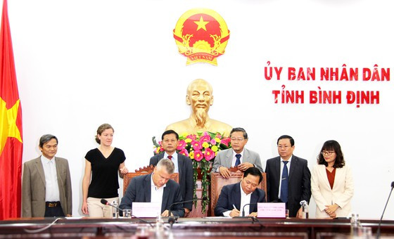 Toàn cảnh buổi ký kết vào sáng 22-12-2020