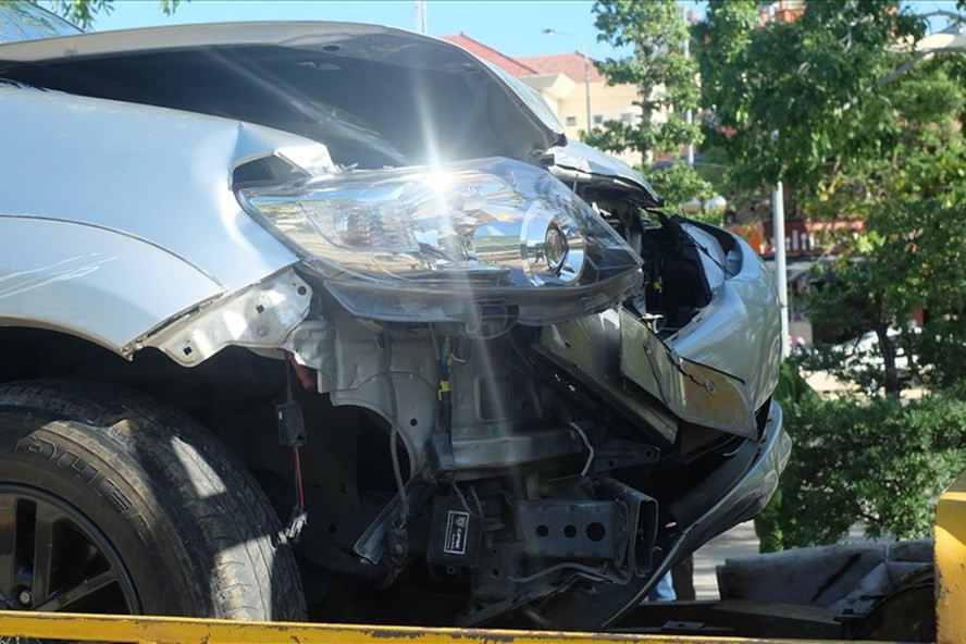 Đầu chiếc ôtô bẹp rúm sau khi gây tai nạn giao thông tại vòng xoay ngã 6 (đường Lê Thánh Tôn - Thái Nguyên, Nha Trang, Khánh Hòa). Ảnh: Nhiệt Băng