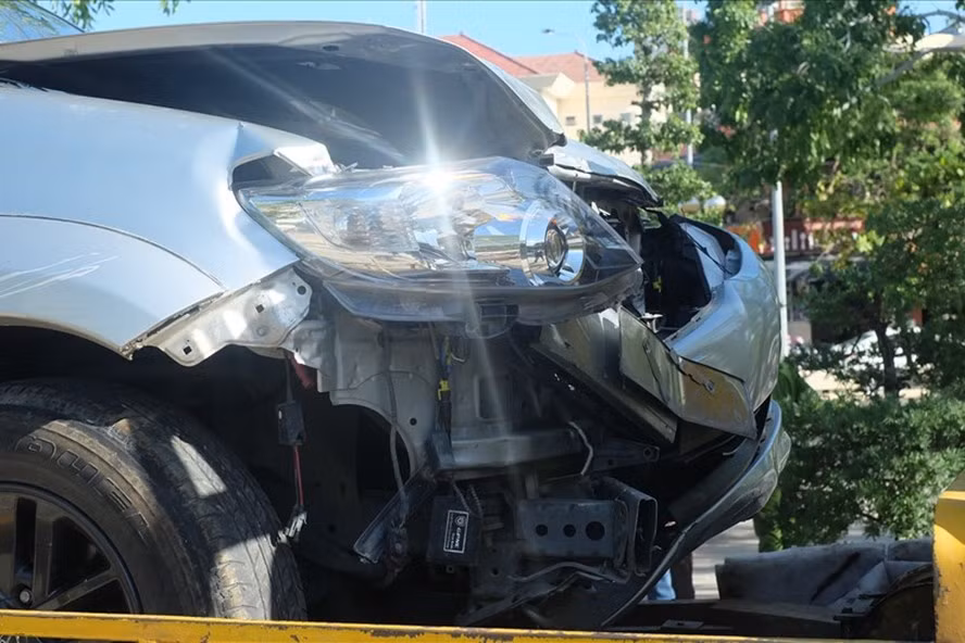 Đầu chiếc ôtô bẹp rúm sau khi gây tai nạn giao thông tại vòng xoay ngã 6 (đường Lê Thánh Tôn - Thái Nguyên, Nha Trang, Khánh Hòa). Ảnh: Nhiệt Băng