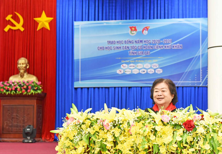 Nguyên Phó Chủ tịch nước Trương Mỹ Hoa phát biểu tại lễ trao học bổng. Ảnh: Đức Thụy