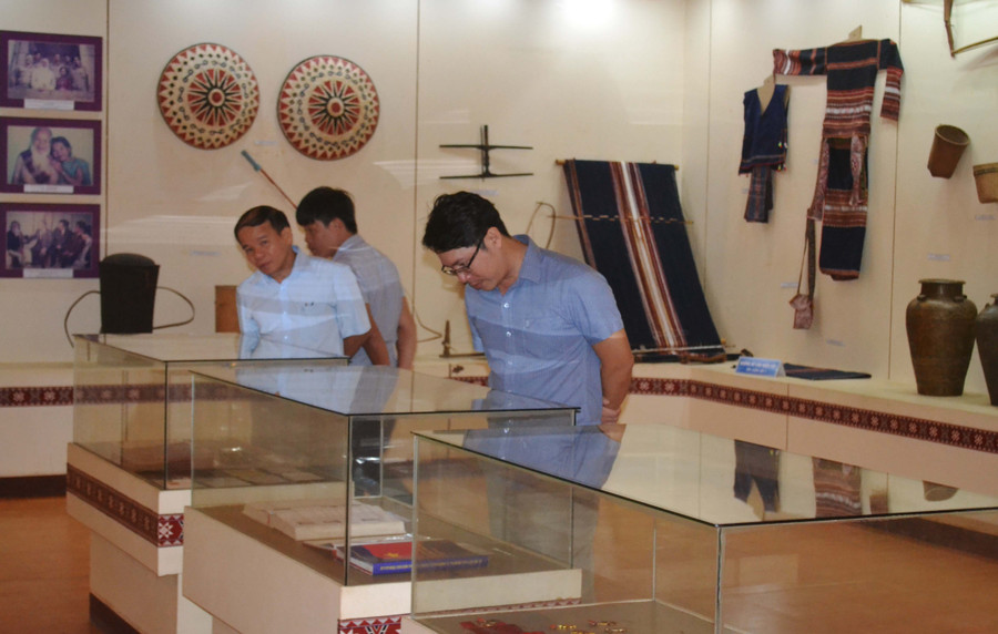 Du khách tham quan Nhà lưu niệm Anh hùng Núp. Ảnh: Hoàng Cư