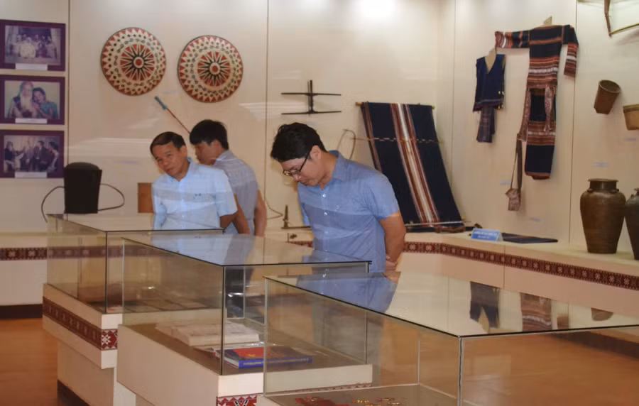 Du khách tham quan Nhà lưu niệm Anh hùng Núp. Ảnh: Hoàng Cư