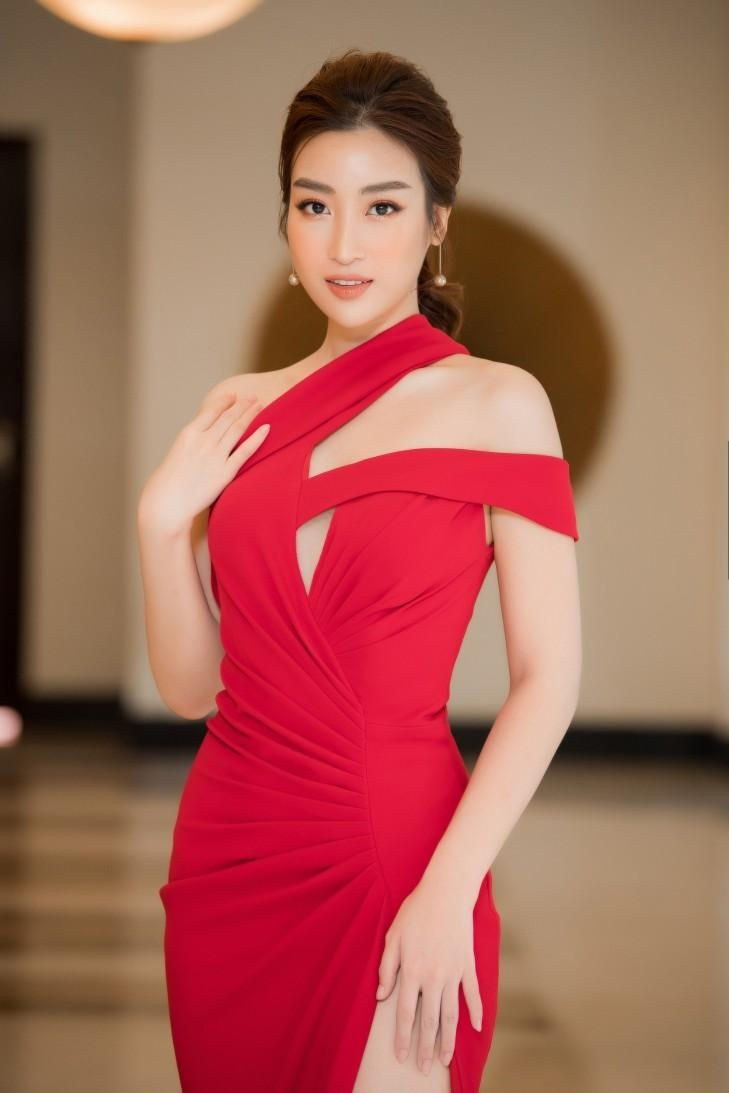 Đỗ Mỹ Linh là một trong những nàng hậu có sự thay đổi rõ rệt về phong cách thời trang sau khi đăng quang.