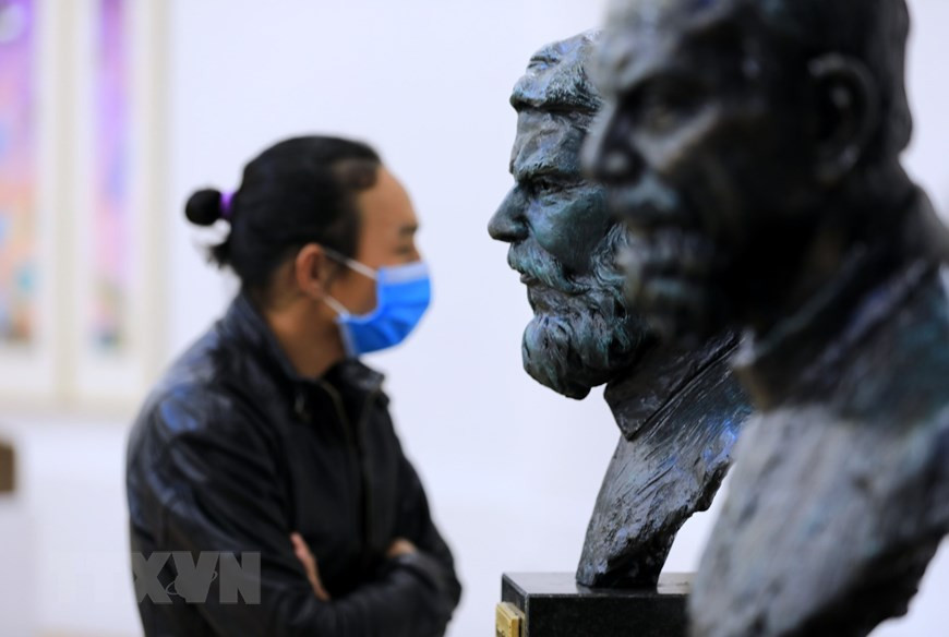 Khách tham quan triển lãm. (Ảnh: Thành Đạt/TTXVN) Khách tham quan triển lãm. (Ảnh: Thành Đạt/TTXVN)