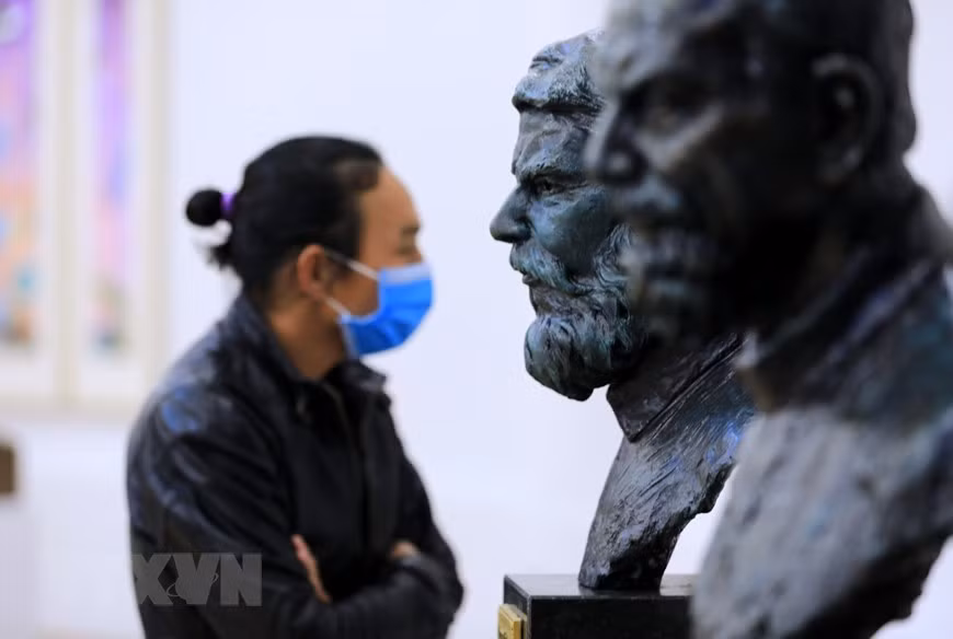 Khách tham quan triển lãm. (Ảnh: Thành Đạt/TTXVN)