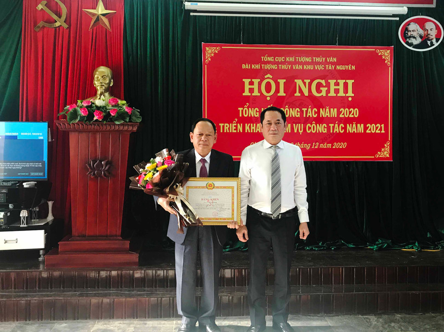 Ông Lê Hồng Phong( áo trắng bên phải) trao tặng Bằng khen của Đảng ủy Khối các cơ quan Trung ương cho ông Lê Văn Hưng- Giám đốc Đài Khí tượng thủy văn khu vực Tây Nguyên