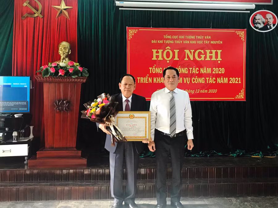 Ông Lê Hồng Phong( áo trắng bên phải) trao tặng Bằng khen của Đảng ủy Khối các cơ quan Trung ương cho ông Lê Văn Hưng- Giám đốc Đài Khí tượng thủy văn khu vực Tây Nguyên