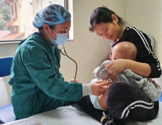 Bác sĩ thăm khám cho bệnh nhi mắc Wiskott-Aldrich sau khi được ghép tủy thành công (Ảnh: LÊ MAI)