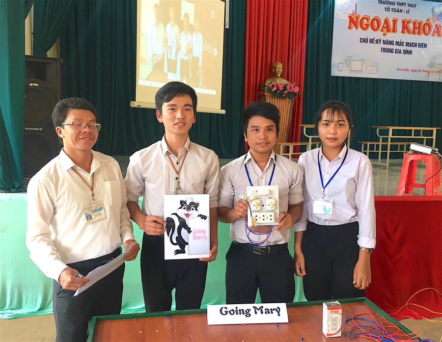 Buổi ngoại khóa với chủ đề “Kỹ năng mắc mạch điện trong gia đình” của Trường THPT Ya Ly (huyện Chư Păh). Ảnh: Mộc Trà
