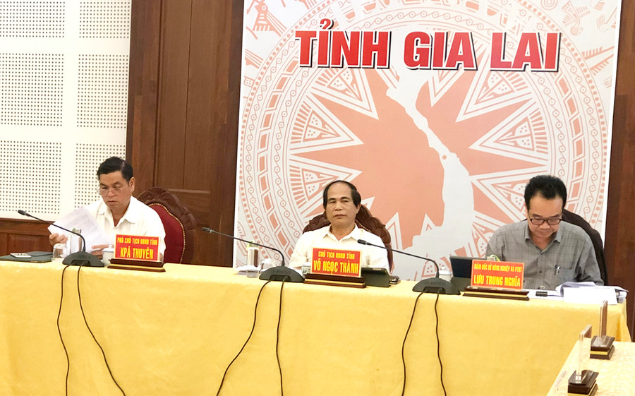 Chủ tịch UBND tỉnh Võ Ngọc Thành (giữa), Phó Chủ tịch UBND tỉnh Kpă Thuyên (bìa trái) và Giám đốc Sở Nông nghiệp và PTNT Lưu Trung Nghĩa tham dự hội nghị tại điểm cầu Gia Lai. Ảnh: Lê Nam Chủ tịch UBND tỉnh Võ Ngọc Thành (Giữa), Phó Chủ tịch UBND tỉnh Kpă Thuyên (bìa trái) và ông Lưu Trung Nghĩa-Giá đốc Sở Nông nghiệp và PTNT tại điểm cầu Gia Lai. Ảnh: Lê Nam