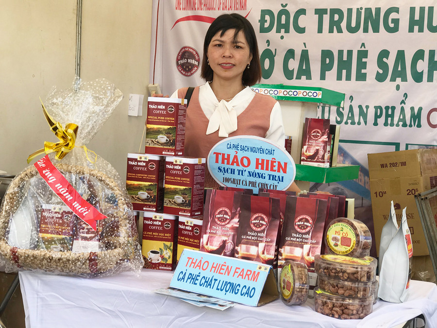 Giỏ quà Tết của cơ sở rang xay cà phê Thảo Hiên (thị trấn Ia Kha, huyện Ia Grai). Ảnh: Vũ Thảo Giỏ qùa Tết của Cơ sở rang xay cà phê Thảo Hiên (thị trấn Ia Kha, huyện Ia Grai). Ảnh: Vũ Thảo