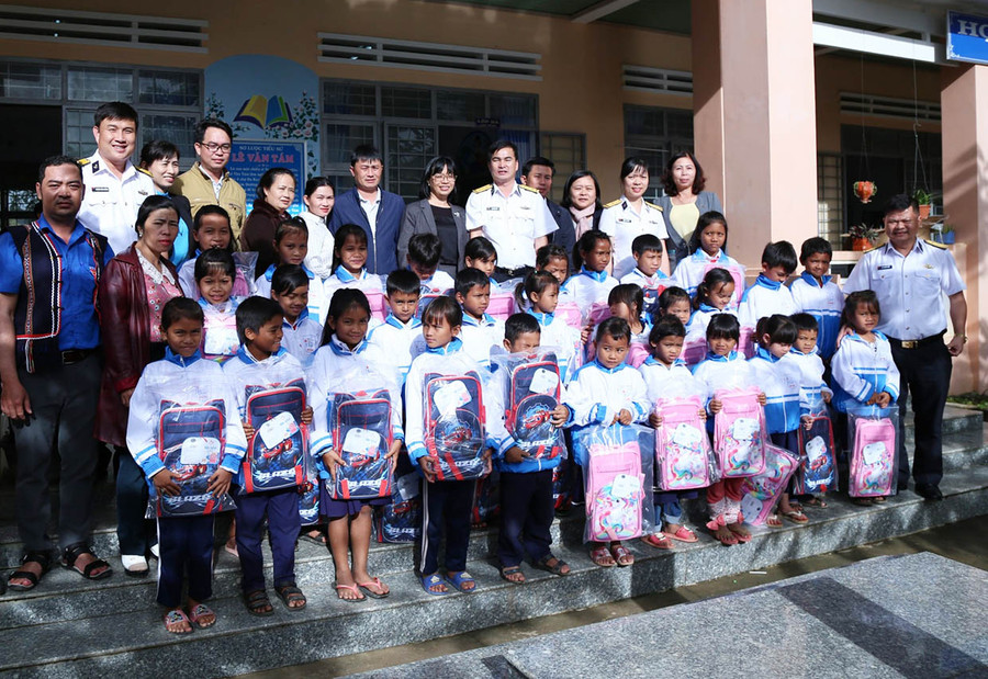 Tổng Công ty Tân cảng Sài Gòn tặng quà cho các em học sinh tại điểm trường chung Trường Tiểu học Lê Văn Tám. Ảnh: Anh Huy Tổng Công ty Tân cảng Sài Gòn tặng quà cho các em học sinh tại điểm trường chung Trường Tiểu học Lê Văn Tám. Ảnh: Anh Huy