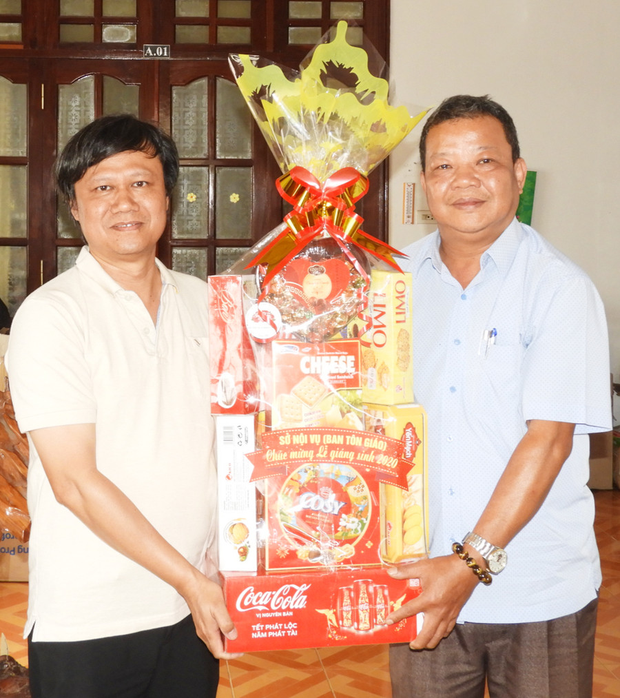 Ông Hồ Hải Tần (bìa phải)-Trưởng ban Tôn giáo tỉnh chúc mừng Giáng sinh tại Nhà thờ Giáo xứ Mẹ vô nhiễm (phường Hoa Lư, TP. Pleiku). Ảnh: Thanh Nhật Trưởng Ban Tôn giáo tỉnh Hồ Hải Tần chúc mừng Giáng sinh tại nhà thờ Giáo xứ Mẹ vô nhiễm (phường Hoa Lư, TP. Pleiku). Ảnh: Thanh Nhật