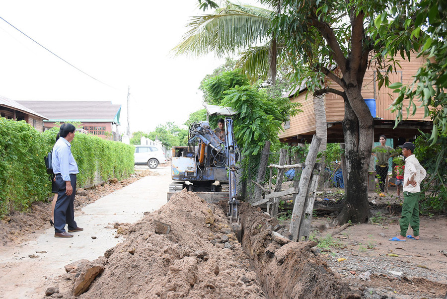  Thi công lắp đặt hệ thống đường ống nước sinh hoạt tại buôn Jứ Ama Nai (xã Ia Rtô, thị xã Ayun Pa). Ảnh: Ngọc Sang