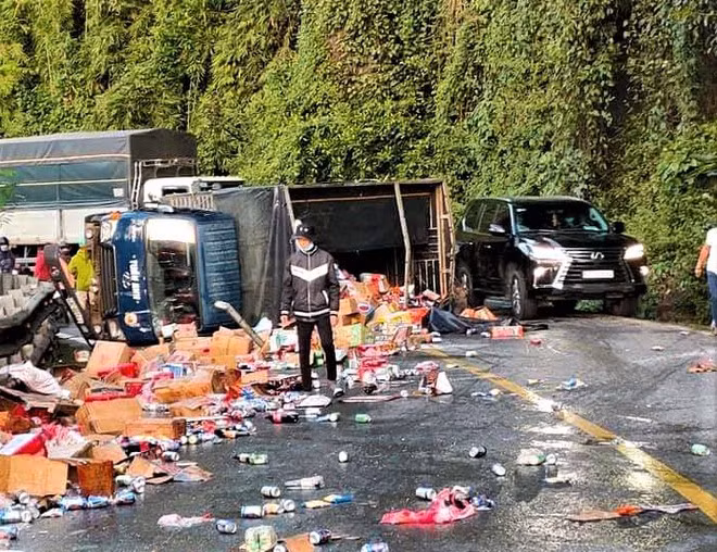  Nhiều tấn hàng hóa (bia, nước ngọt, bánh kẹo) đổ tràn ra đường đèo - Ảnh: Trùng Dương