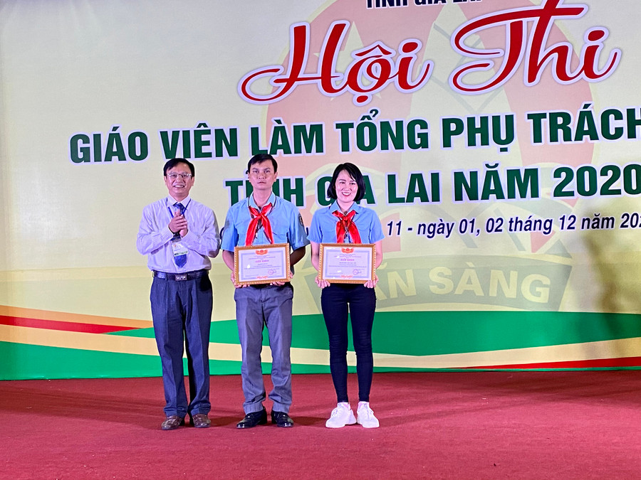8-Phó Giám đốc Sở GD-ĐT Nguyễn Văn Long trao thưởng cho các giáo viên đạt giải nhất tại hội thi. Ảnh Mộc Trà