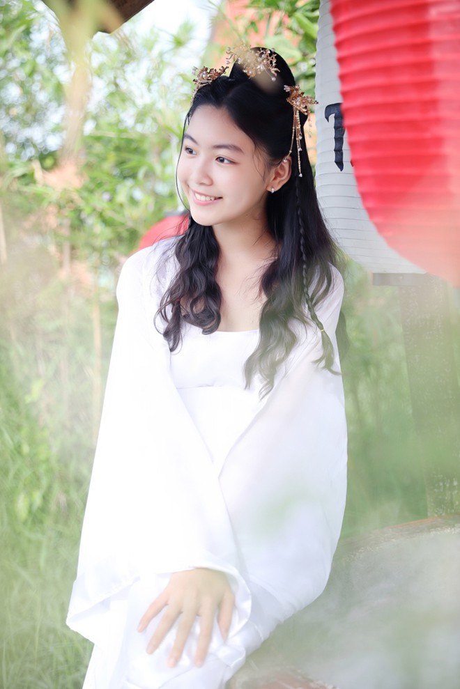 Diện trang phục màu trắng tinh khôi, Lọ Lem khiến người xem ngẩn ngơ trước diện mạo xinh đẹp, trong sáng. Thiếu nữ 14 tuổi này được ví như bản sao của mỹ nhân đình đám đến từ đài TVB Trương Bá Chi và dự đoán em sẽ là một ứng viên sáng giá nếu thử sức ở một cuộc thi hoa hậu trong tương lai ẢNH: TRẦN MINH