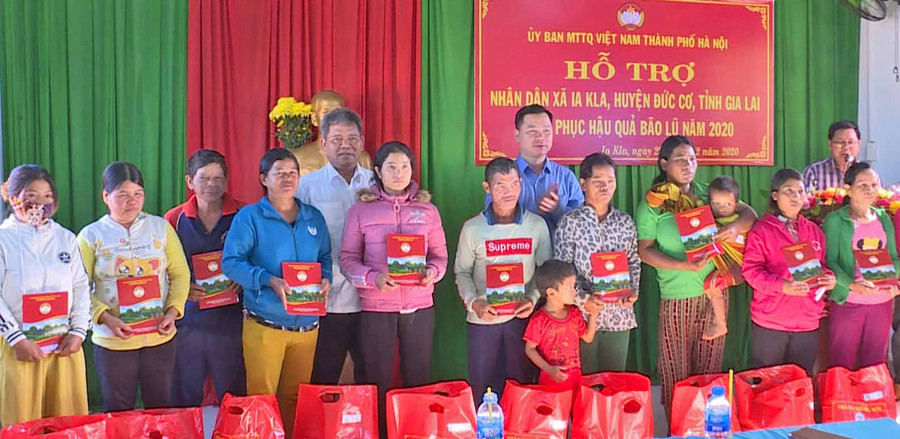 đoàn công tác Ủy ban MTTQ TP. Hà Nội phối hợp với Ủy ban MTTQ Việt Nam tỉnh tặng quà cho người dân (1)