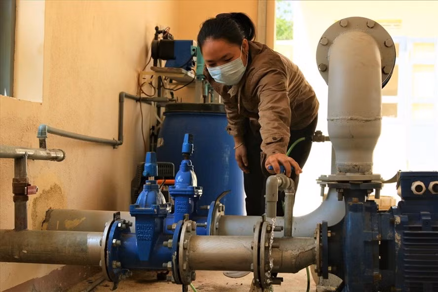Một công trình nước sạch ở Đắk Lắk được đầu tư xây dựng với kinh phí lớn nhưng chưa phát huy được hiệu quả như mong muốn. Ảnh: Bảo Trung