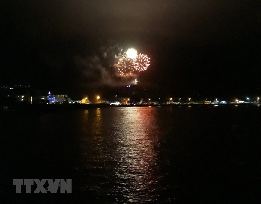  Vào lúc 17 giờ ngày 31/12/2020 (giờ Việt Nam), tiếng chuông chào đón Năm mới đã vang lên ở đảo Tonga, đảo Christmas của Cộng hòa Kiribati và màn pháo hoa rực rỡ đầu tiên xuất hiện tại Tây Samoa (ảnh). (Ảnh: Twitter/TTXVN)
