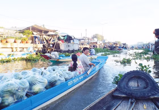 Nhịp sống thường ngày ở chợ nổi Ngã Năm (thị xã Ngã Năm, tỉnh Sóc Trăng)