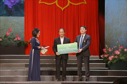 Ông Nghiêm Xuân Thành – Uỷ viên Ban thường vụ Đảng ủy Khối Doanh nghiệp TƯ, Bí thư Đảng ủy, Chủ tịch HĐQT Vietcombank, Chiến sĩ thi đua toàn quốc trao biển tượng trưng tặng thuyền máy cho ông Võ Văn Bình và học bổng cho cháu Võ Nhật Thanh