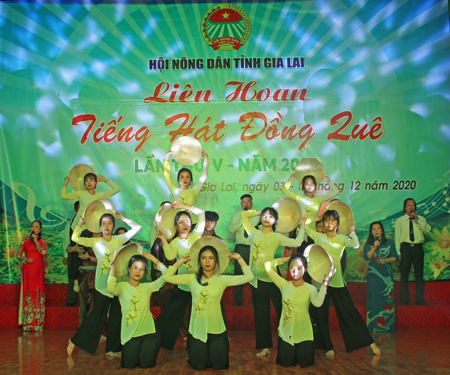 Tiết mục tốp ca Bài ca xây dựng nông thôn mới của Hội Nông dân TP.Pleiku. Ảnh P.L