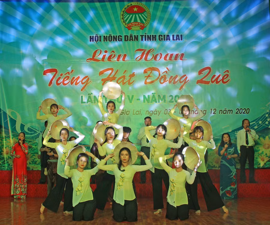 Tiết mục tốp ca Bài ca xây dựng nông thôn mới của Hội Nông dân TP.Pleiku. Ảnh P.L