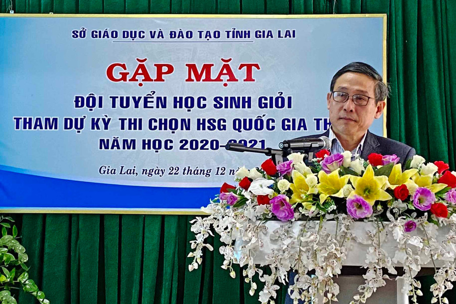 Giám đốc Sở GD-ĐT Lê Duy Định phát biểu tại buổi gặp mặt. Ảnh: Mộc Trà