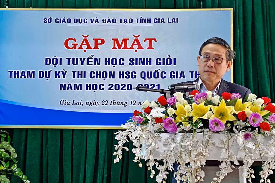 Giám đốc Sở GD-ĐT Lê Duy Định phát biểu tại buổi gặp mặt. Ảnh: Mộc Trà