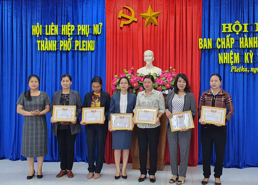 Tặng giấy khen cho các tập thể có thành tích xuất sắc trong công tác Hội và phong trào phụ nữ năm 2020