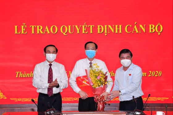 Bí thư Thành ủy Nguyễn Văn Nên và Chủ tịch UBND TPHCM tặng hoa chúc mừng đồng chí Lê Thanh Liêm. Ảnh: VIỆT DŨNG Bí thư Thành ủy Nguyễn Văn Nên và Chủ tịch UBND TPHCM tặng hoa chúc mừng đồng chí Lê Thanh Liêm. Ảnh: VIỆT DŨNG