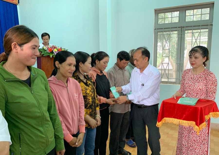 Bí thư Huyện ủy Chư Pưh Huỳnh Minh Thuận trao sổ BHXH tự nguyện cho cán bộ không chuyên trách trên địa bàn huyện. Ảnh: Như Nguyện