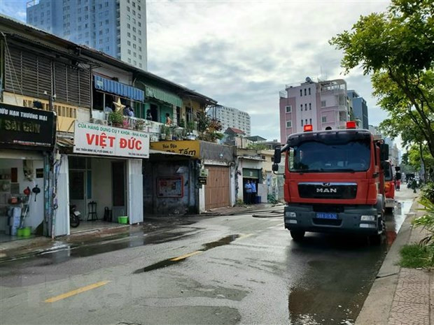 Lực lượng cứu hỏa có mặt kịp thời dập tắt đám cháy. (Ảnh: Thành Chung/TTXVN) Lực lượng cứu hỏa có mặt kịp thời dập tắt đám cháy. (Ảnh: Thành Chung/TTXVN)