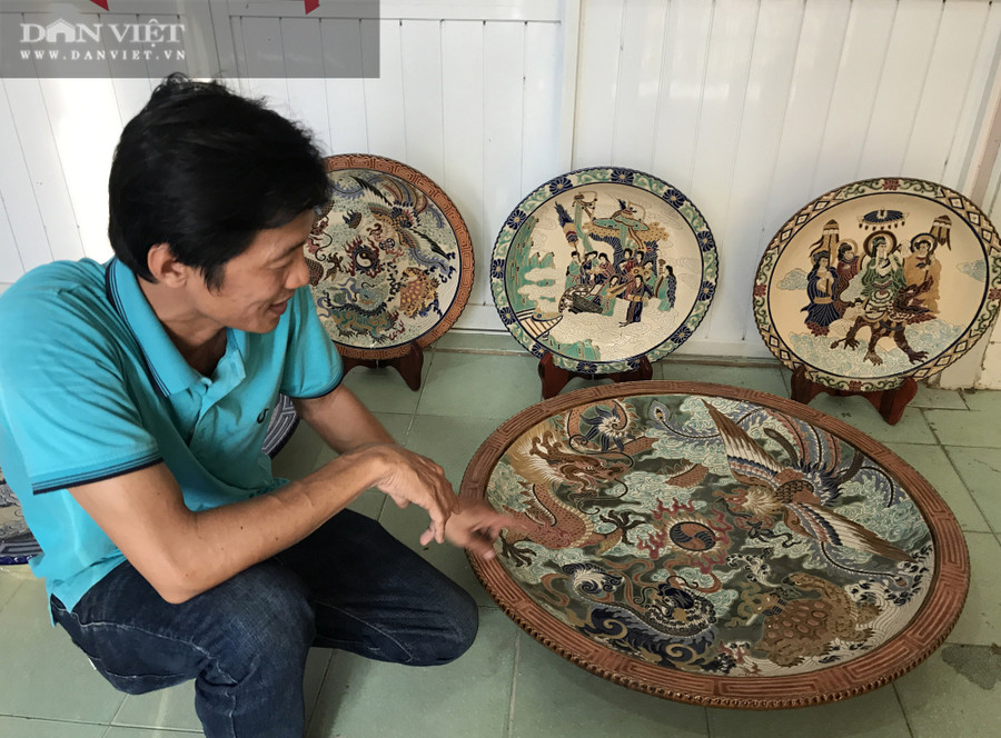 Niềm đam mê với gốm sứ kích thước khủng giúp thầy giáo Nam có thêm nhiều niềm vui. Ảnh: M.A.