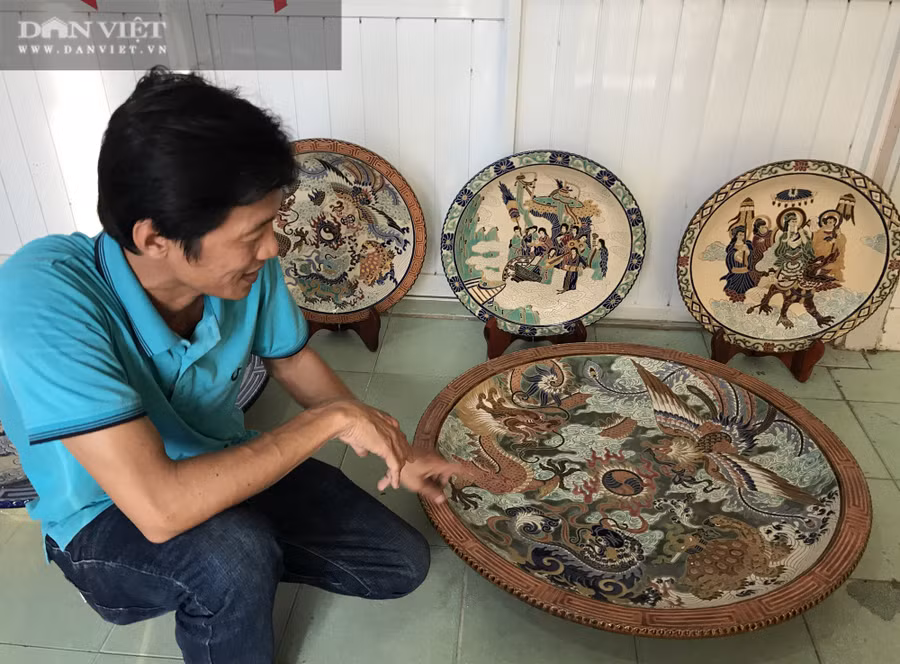 Niềm đam mê với gốm sứ kích thước khủng giúp thầy giáo Nam có thêm nhiều niềm vui. Ảnh: M.A.