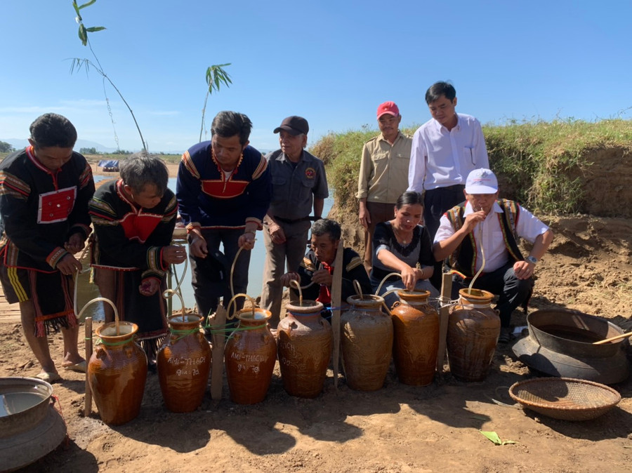 9.Dân làng cùng khách mời uống rượu ghè chung vui.