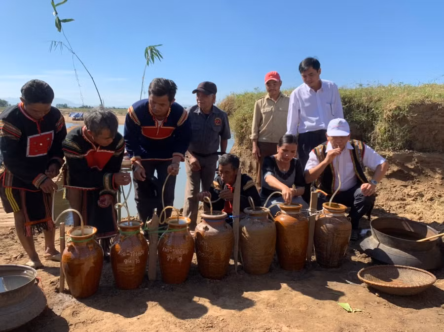 9.Dân làng cùng khách mời uống rượu ghè chung vui.