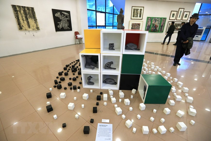 Một tác phẩm trưng bày tại triển lãm. (Ảnh: Thành Đạt/TTXVN) Một tác phẩm trưng bày tại triển lãm. (Ảnh: Thành Đạt/TTXVN)