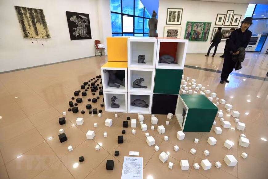 Một tác phẩm trưng bày tại triển lãm. (Ảnh: Thành Đạt/TTXVN)