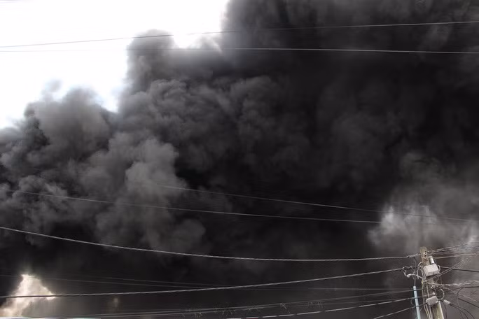  Khói bao trùm khu dân cư, khiến nhiều hộ dân hoảng loạn, sơ tán tài sản