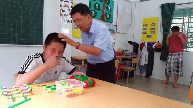 Bác sĩ Huỳnh Tấn Mẫm an ủi một trẻ tự kỷ xa nhà NHƯ LỊCH