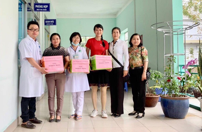 Cô giáo Nguyễn Thị Minh Tâm (đứng thứ 4 bên trái sang) tặng khẩu trang phòng, chống dịch Covid-19 cho bệnh nhân tại Bệnh viện Phục hồi chức năng tỉnh Đồng Tháp