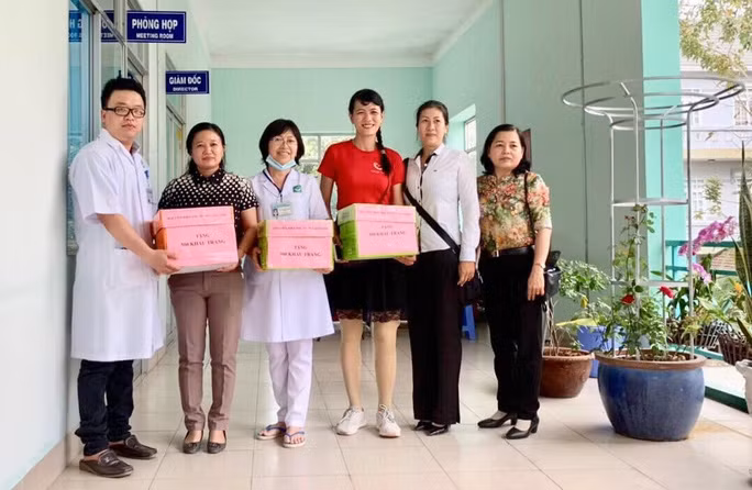 Cô giáo Nguyễn Thị Minh Tâm (đứng thứ 4 bên trái sang) tặng khẩu trang phòng, chống dịch Covid-19 cho bệnh nhân tại Bệnh viện Phục hồi chức năng tỉnh Đồng Tháp