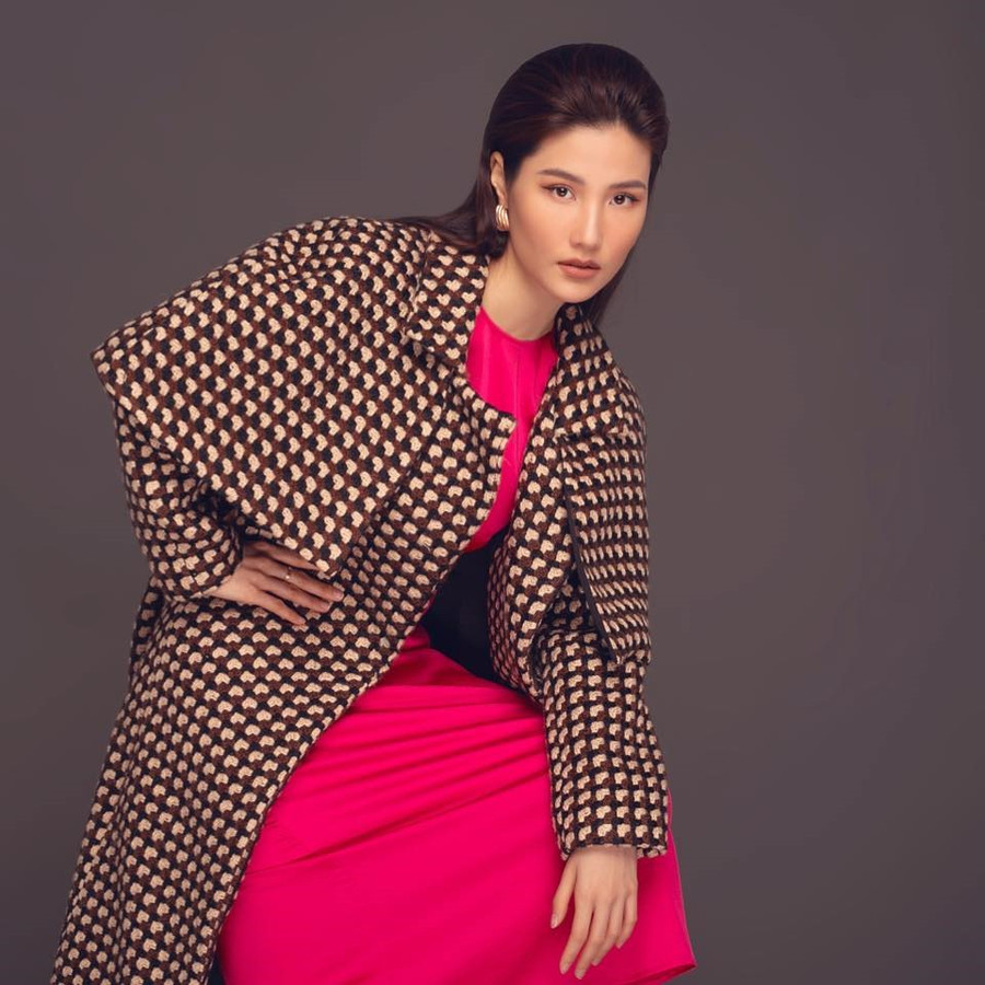 Ở một bộ cánh khác, Diễm My 9x lại trông quý phái, chững chạc hơn. Có thể nói từ khi trở lại diễn xuất, nữ diễn viên là một cái tên ăn khách với khán giả. Dù các vai diễn mà cô tham gia cũng để lại không ít tranh cãi, tuy nhiên, khó ai phủ nhận được sức hút của người đẹp. Ảnh: NSCC.