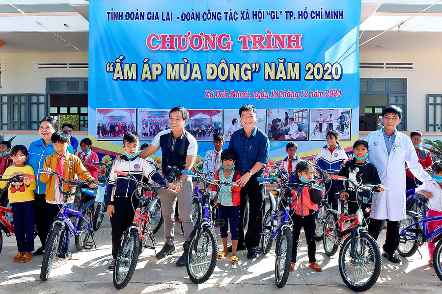 Ảnh 3: Không chỉ có người dân, những em học sinh vượt khó học giỏi cũng được tặng xe đạp để chặng đường đến lớp được gần hơn. 