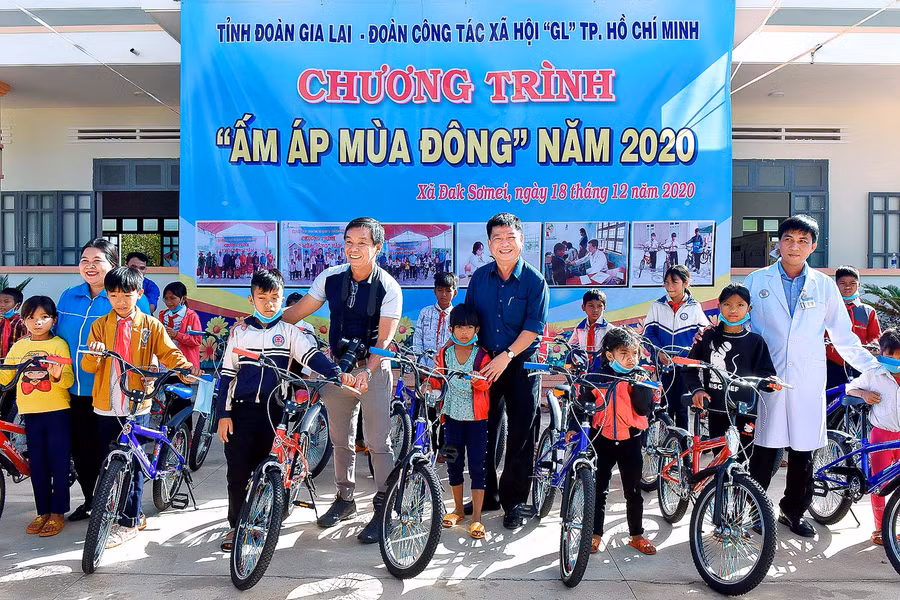 Ảnh 3: Không chỉ có người dân, những em học sinh vượt khó học giỏi cũng được tặng xe đạp để chặng đường đến lớp được gần hơn. 