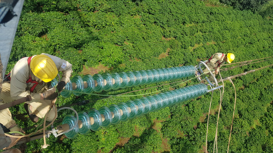 Công việc của công nhân truyền tải gắn liền với những trụ điện cao tiềm ẩn nhiều rủi ro. Ảnh: Phạm Văn Bình