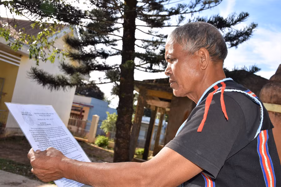 Già làng Hmrik tự hào là người có uy tín tham gia soạn thảo hương ước làng Ia Nueng (xã Biển Hồ, TP. Pleiku). Ảnh Trần Dung