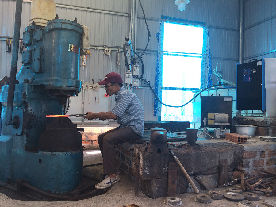 Ông Bùi Công Chính (xã Cư An, huyện Đak Pơ) nung phôi sắt bằng lò nung cao tần. Ảnh: Nguyễn Hiền Ông Bùi Công Chính (xã Cư An, huyện Đak Pơ) nung phôi sắt bằng lò nung cao tần. Ảnh: N.H